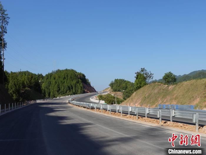 圖為黔江區(qū)過境高速公路的路面。　中鐵建重慶投資集團(tuán)有限公司供圖