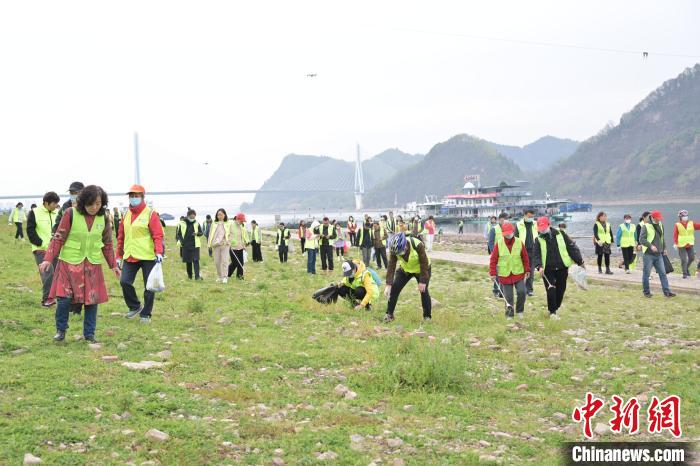 “三峽蟻工”撿拾散落在江灘上的垃圾，定期組織開展凈灘志愿活動 田耀平 攝